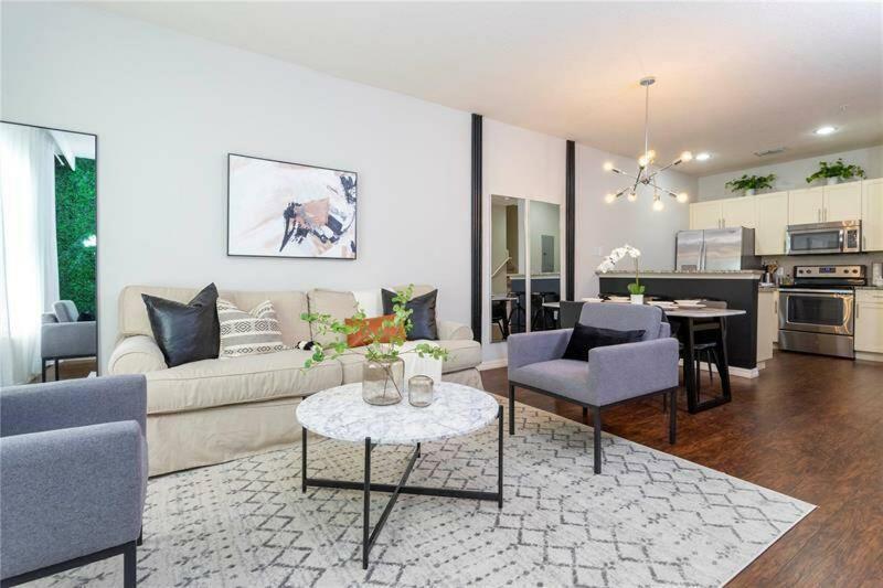 Modern Townhome 5 Miles To - 3 Bd 2 Baths 8968